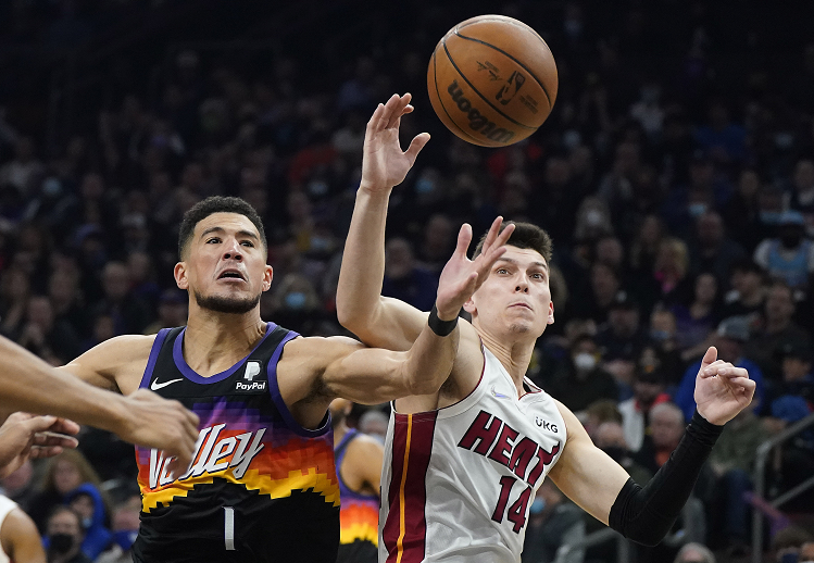 关于深圳队完胜勇士，布克惊艳四座的信息